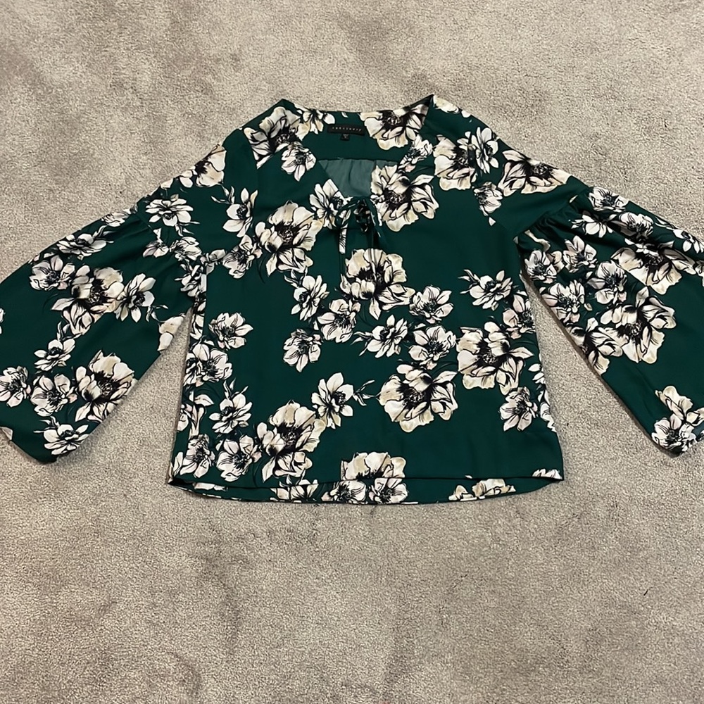 Green floral print wide sleeve blouse. Sanctuary. Size: S